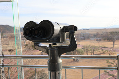 Foto A high-performance observation telescope at a lookout point