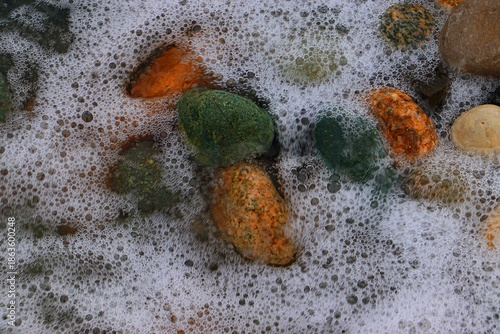 Bilde på lerret Background, texture of sea pebbles in the sea foam of the surf