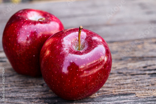 Foto Fresh red apple on wood dark style