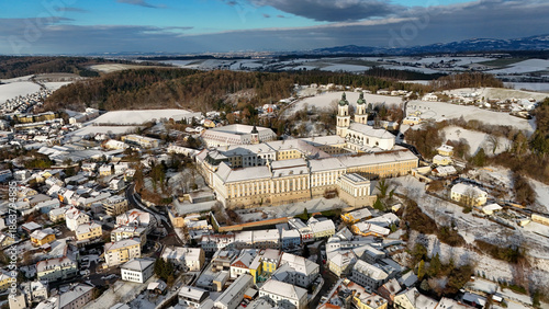 Stift St. Florian aus erhöhter Perspektive im Winter