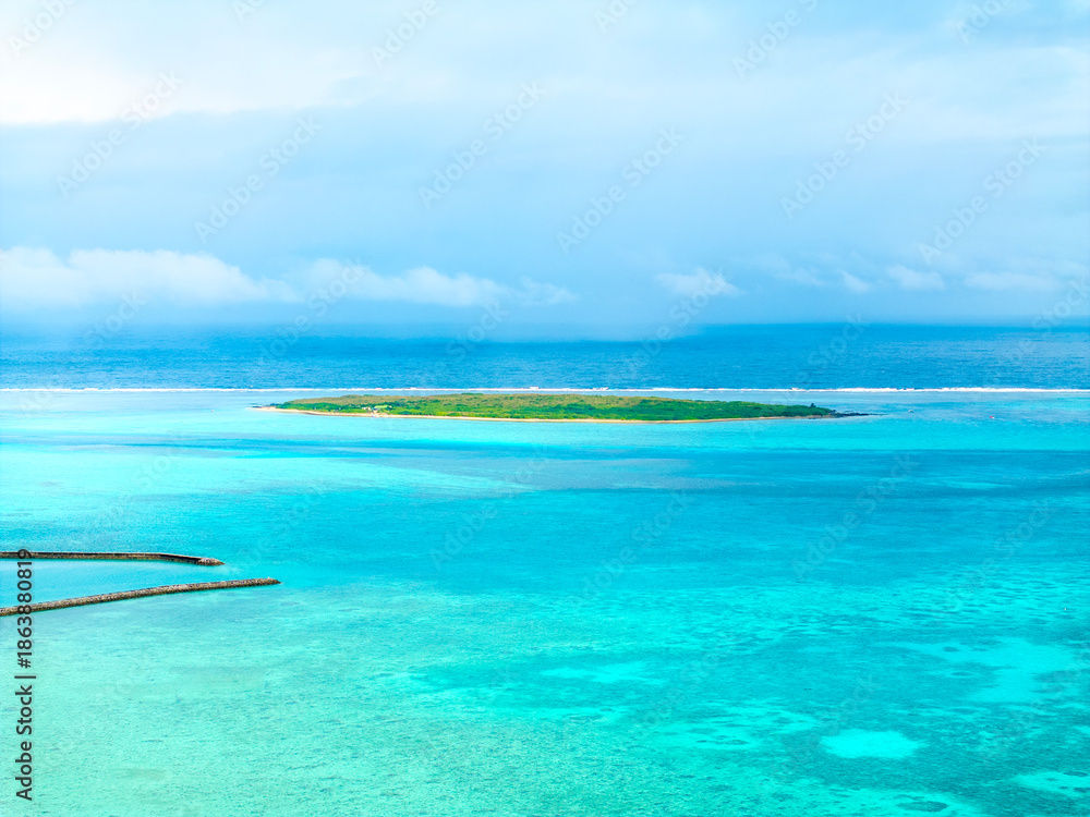 Fototapeta premium 嘉弥真島（沖縄県竹富町）