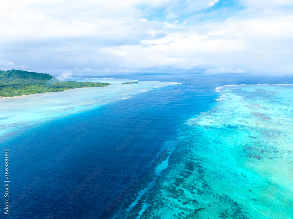 Obraz premium ヨナラ水道（沖縄県竹富町）※左側が西表島