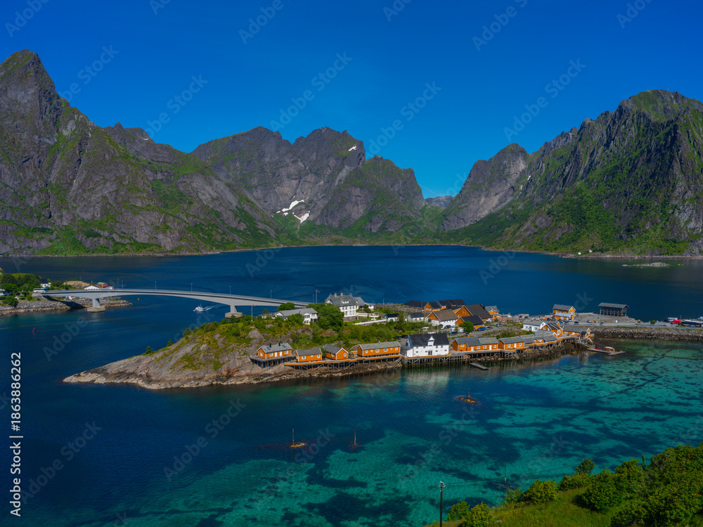 Fototapeta premium Hamnøy - der zauberhafte Fjord auf den Lofoten