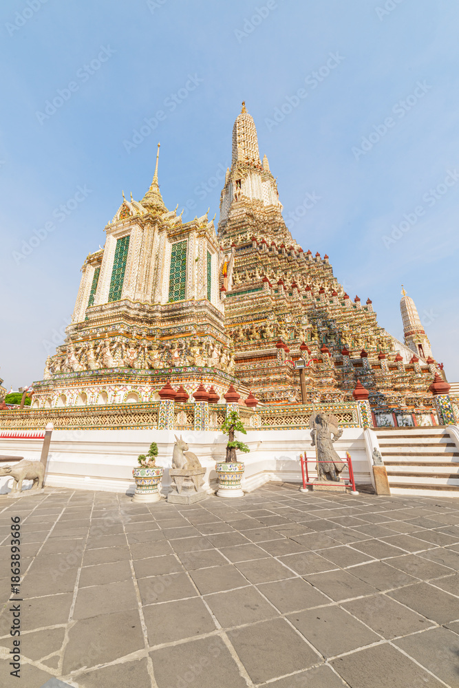 Fototapeta premium Awesome view of Wat Arun in Bangkok, Thailand