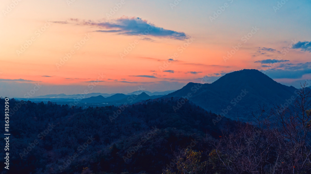 Obraz premium 夕焼けと山並み
