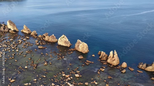 橋杭岩を下降しながら捉えたドローン空撮