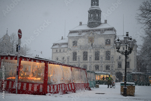 Kalter Neuschnee auf dem Lüneburger Wochenmarkt am Marktplatz erschwert den Verkauf von Obst und Gemüse in der winterlichen Weihnachtszeit.