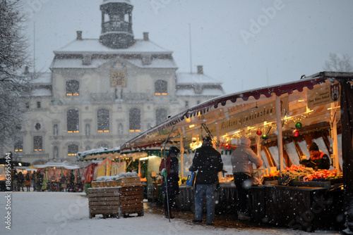 Weißer Neuschnee auf dem Lüneburger Wochenmarkt am Marktplatz erschwert den Verkauf von Obst und Gemüse für die Händler im Winter.