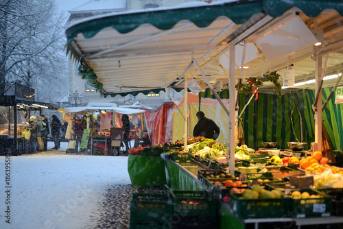 Weißer Neuschnee auf dem Lüneburger Wochenmarkt am Marktplatz erschwert den Verkauf von Obst und Gemüse in der Winterzeit.