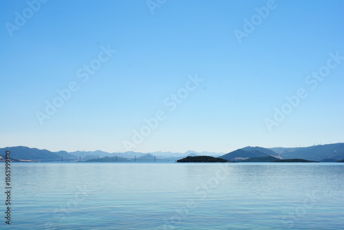 Foto The modern Peljesac Bridge spans the calm blue waters of the Adriatic Sea connec