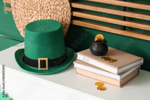 Leprechaun's hat with pot a...