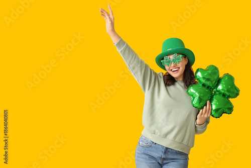 Happy young woman in leprec...