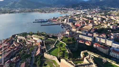 Vista aerea di Portoferraio, città dell'isola d'Elba, Toscana, Italia.
La baia, Il porto, le case e la fortezza di Portoferraio.