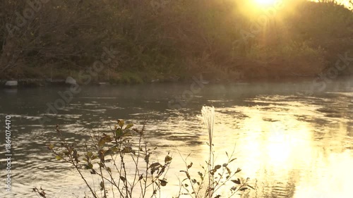 夜明けの川面に毛嵐が漂う初冬の風景