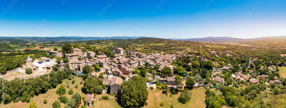 Fototapeta premium View of Goult, a small typical town in Provence, France. Discover the stunning hilltop village of Goult in Provence on a sunny day. Ancient hilltop village of Goult, Provence, France.