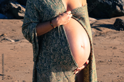 Ventre de femme enceinte au soleil sur la plage