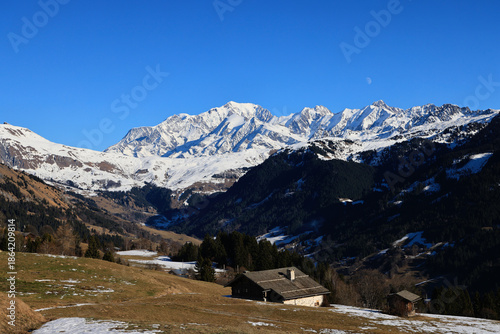 Massif du Mont Blanc et Col du Joly en hiver vu de Hauteluce. Mont Blanc - Haute-Savoie - Alpes