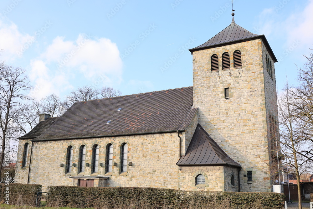 Fototapeta premium Historische Kirche im Zentrum der Gemeinde Lippetal im Münsterland