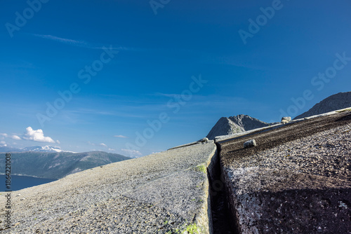 Granitplatte Verdensvaet bei Narvik in Nordland, Norwegen