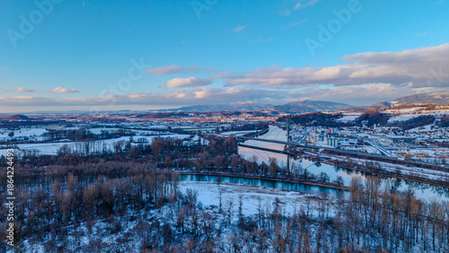 Foto Ansicht über den Fluss und die Landschaft in der Winterzeit, mit Gebäuden und Bä