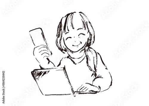 スマホとパソコンを使う笑顔のおしゃれなシニア女性