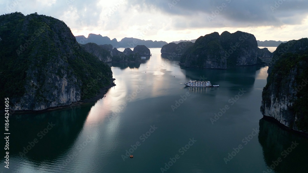 Obraz premium Asia, Vietnam, Ha Long Bay Unesco Heritage is one of the seven natural beauties in the world with its emerald waters and limestone islands covered by rainforest . tourist attraction for boat cruises 