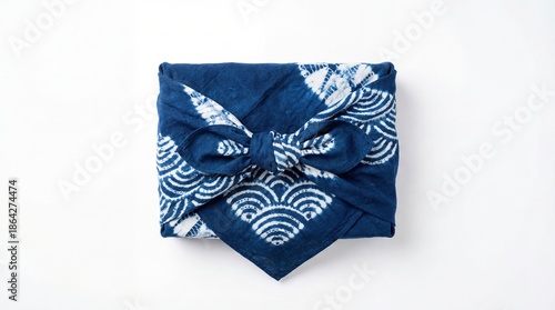 白い絞り模様の藍色日本の風呂敷包装布の高級中央配置商品撮影、布は贈答用包み方で折られ純白背景RGB 255-255-255の中央に完璧に配置、Canon EOS R5とCanon RF 100mm f/2.8 L Macro IS USMレンズで撮影、絞りf/13、すべての布地の折り目・質感の細部・絞り染め模様が剃刀のように鋭くフォーカス、大型八角形ソフトボックス頭上照明と四方の白いバウンスカード