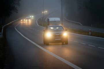 Fotobehang Voertuigen Auto's in dichte mist op winterweg  © montypeter