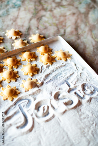 Świąteczne gwiazdki ravioli nadziewane ricottą