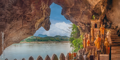 Foto Buddhist shrine in the stunning natural setting of the Tham Tring (lower) cave,