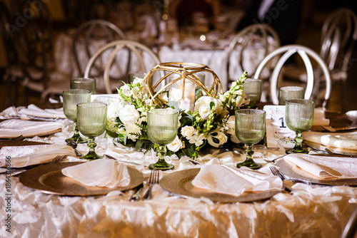mesa con centro de mesa para fiesta