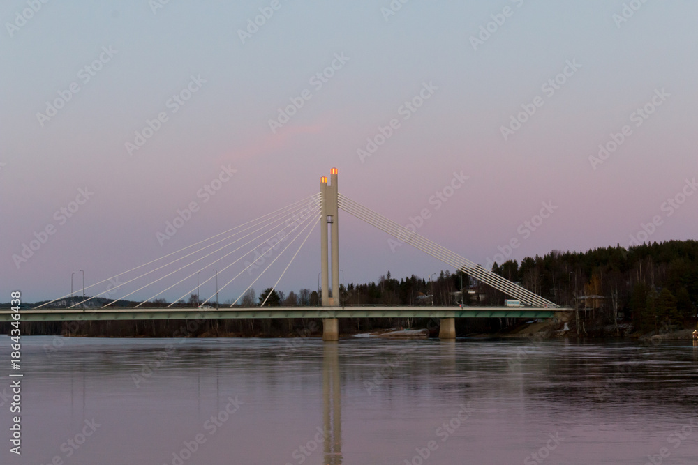 Obraz premium The famous Lumberjack's Candle Bridge over Kemijoki river in Rovaniemi, Finland.