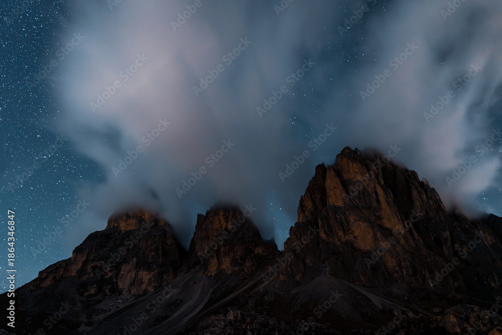 Fototapeta premium Starry sky over the Langkofel group in South Tyrol, Italy.