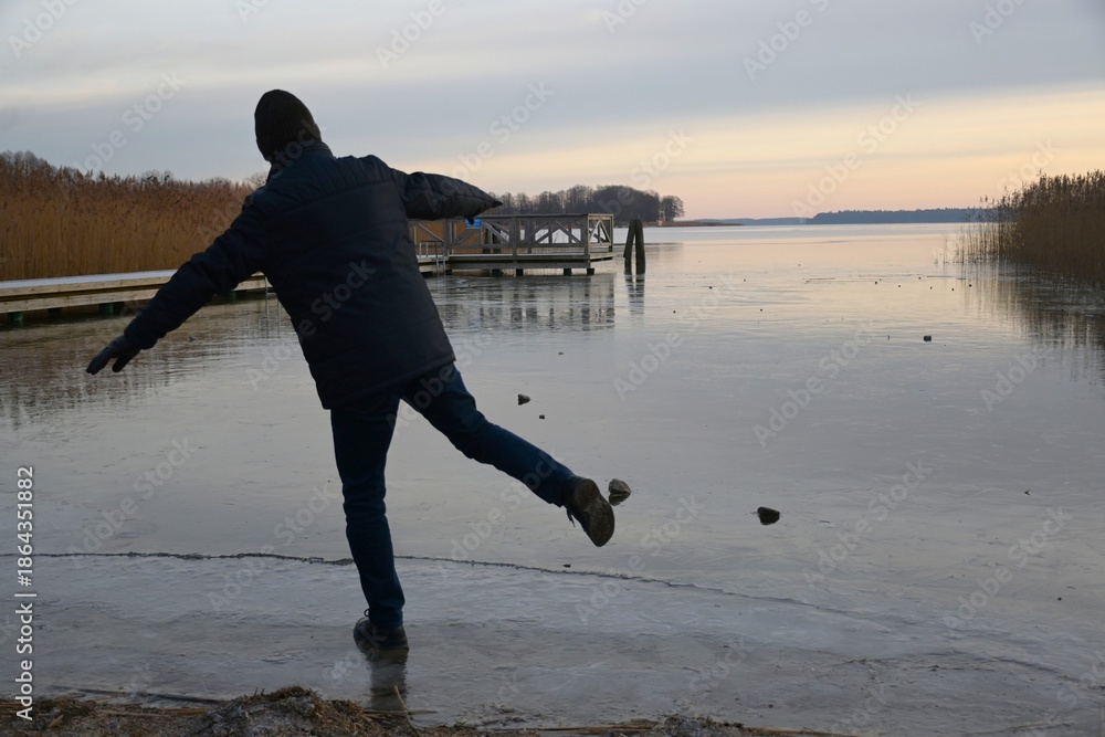 Fotografie un hombre sobre el lago helado