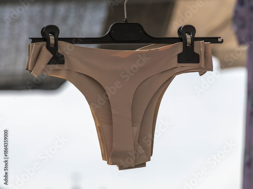 Aufgehängte Damenslips am Markt in Sulmona