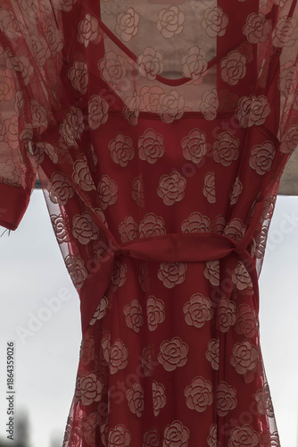 Detail eines roten Kleides