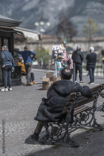 Leute auf einem Platz in Sulmona