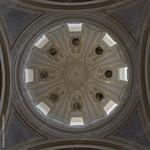 Kuppel von der Kirche Santo Spirito al Morrone in den Abruzzen