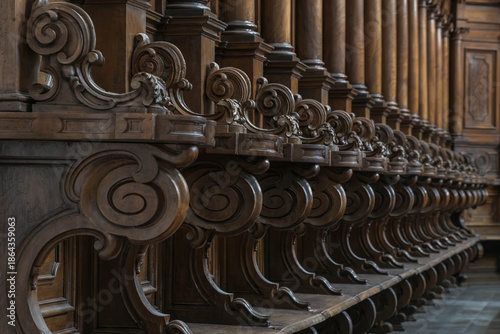 Hölzernes Chorgestühl in der Abbazia Santo Spirito al Morrone in den Abruzzen