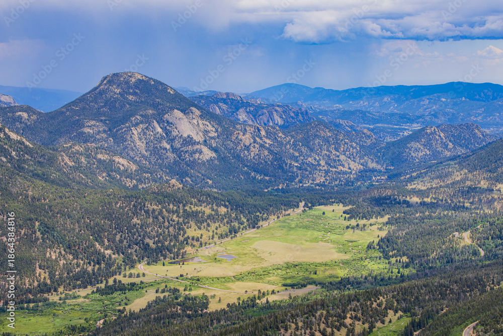 Fototapeta premium Sunny view of the beautiful landscape from Rainbow Curve Overlook in Rocky Mountain National Park.