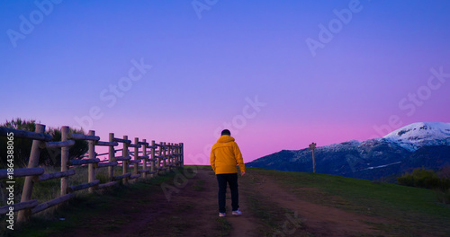 Chico joven paseando por la montaña de Riaño, en León