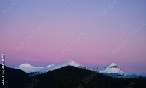 Atardecer colorido en la montaña de Riaño en León