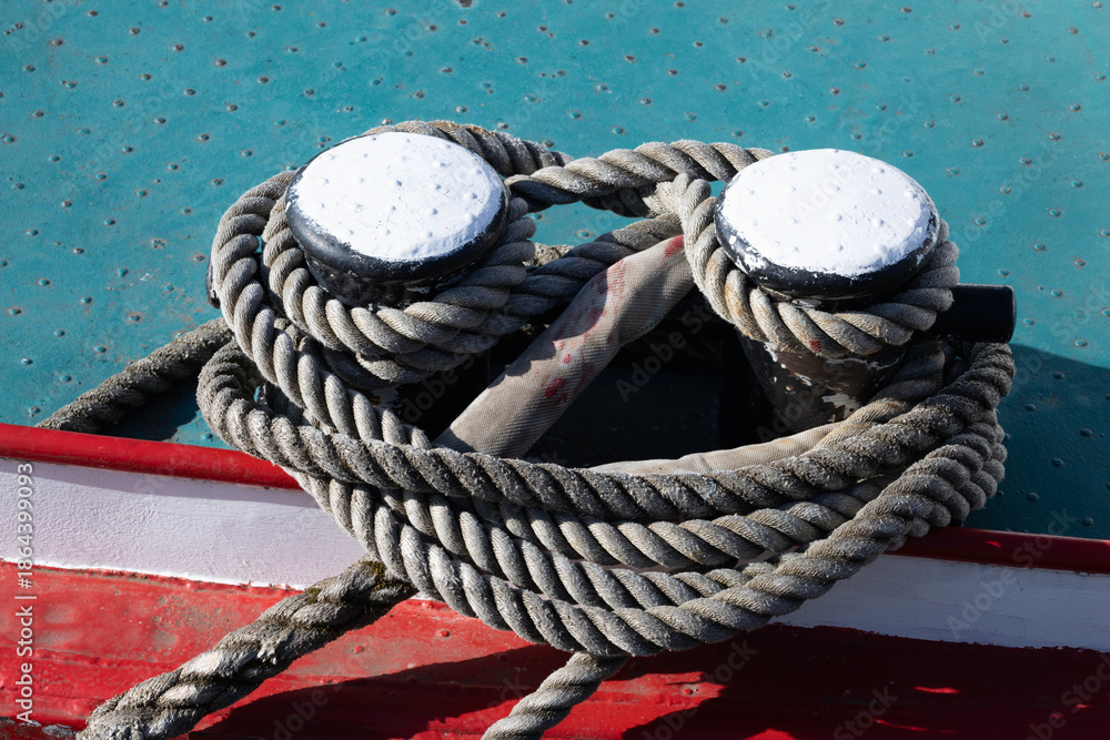 Fototapeta premium Festgemachter Doppelpoller auf Stahlschiff