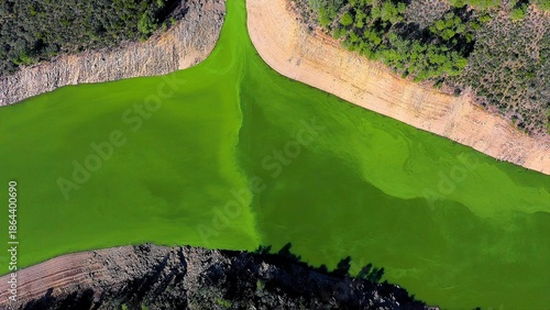 Fotografi Drone view of the phosphorescence produced by algae in the Alagon River, Spain