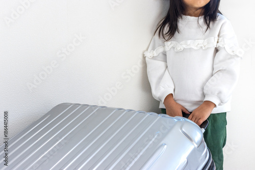 大きいスーツケースを持つ小さい女の子（5歳、日本人）