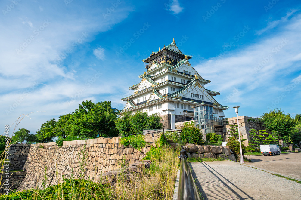 Obraz premium fortess at Osaka castle with clair sky. Osaka castle is Japanese ancient castle is landmark in Osaka,Kansai,Japan,