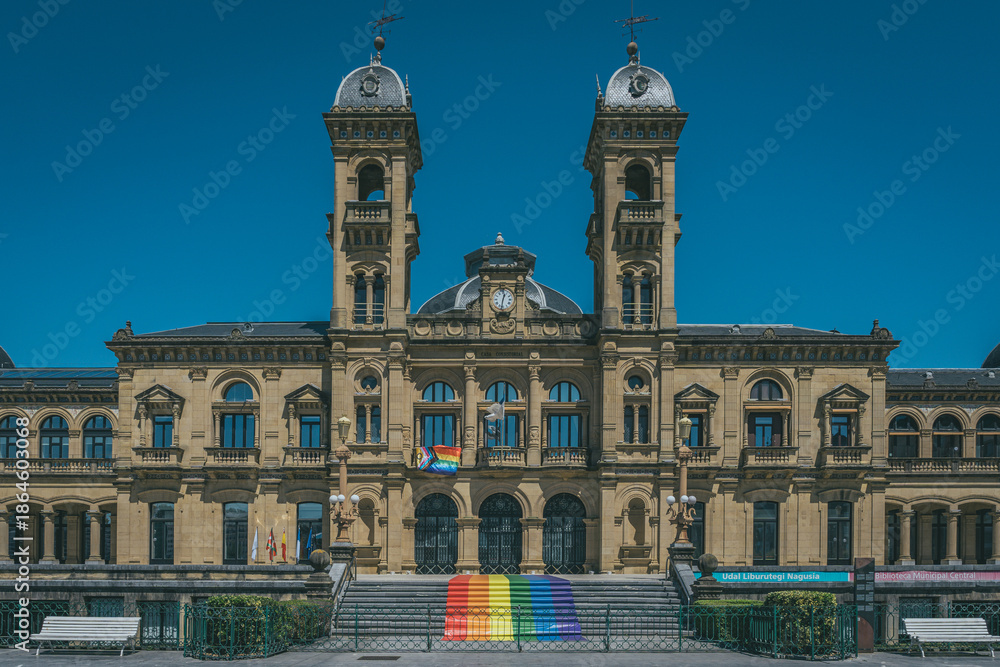 Obraz premium 【スペイン】サンセバスチャン市庁舎の正面外観とレインボーカラーの階段