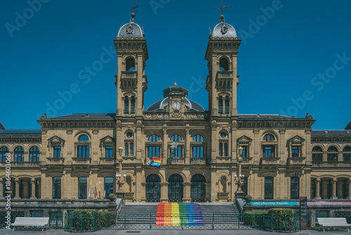 【スペイン】サンセバスチャン市庁舎の正面外観とレインボーカラーの階段