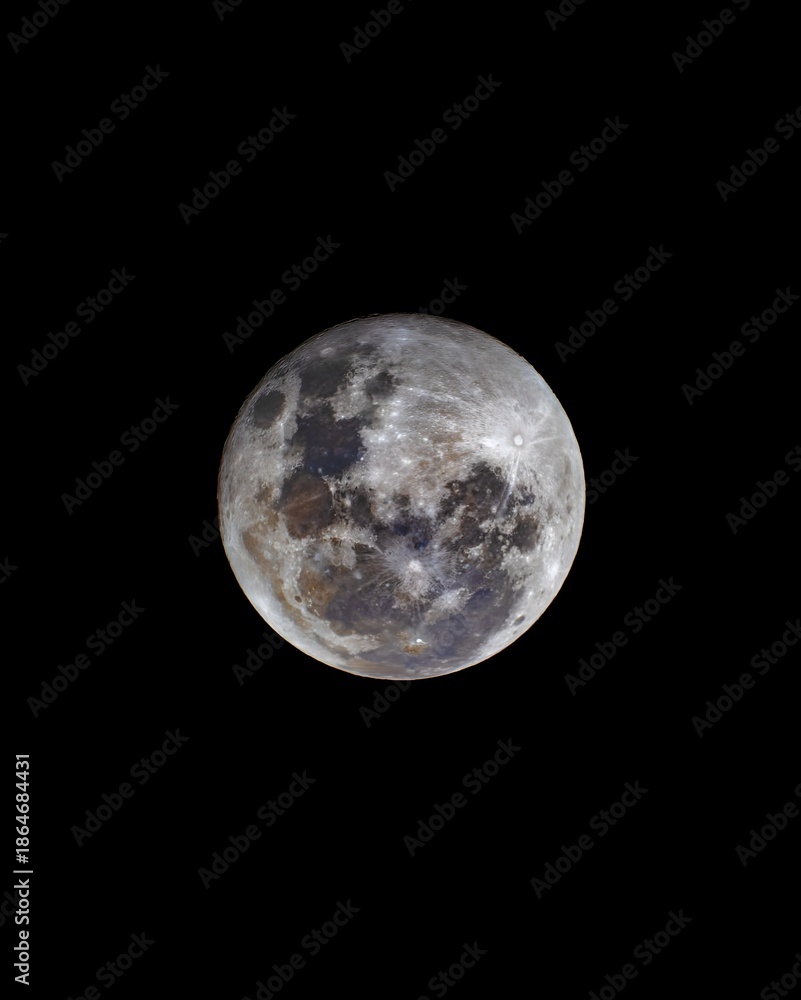 Obraz premium Detailed full moon showing craters and surface texture on black background.