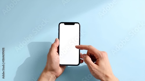 スマートフォンを手に持ち操作する様子を主観視点で捉えた映像。
スクロール動作が分かるが、画面内容は抽象的で判別不可。